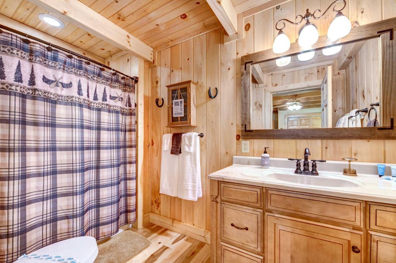 Waynesville Cabin With Covered Deck And Fire Pit! Lake Junaluska Luaran gambar